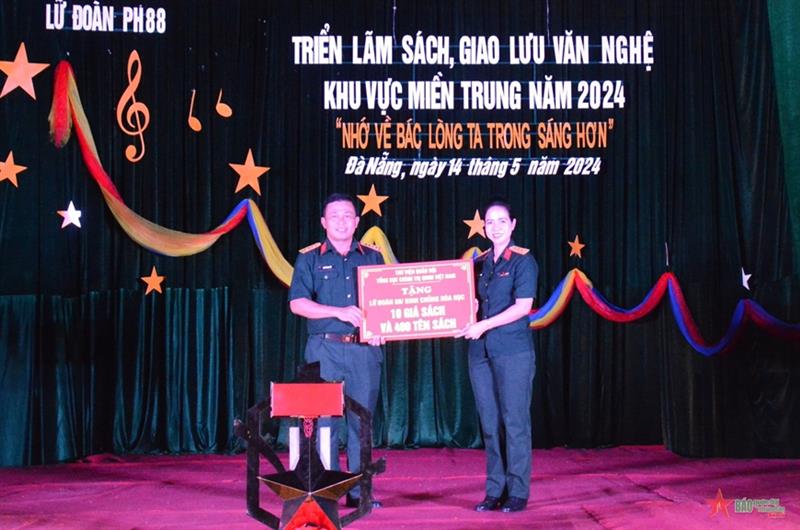 Triển lãm, trưng bày sách, giao lưu văn nghệ “Nhớ về Bác lòng ta trong sáng hơn”