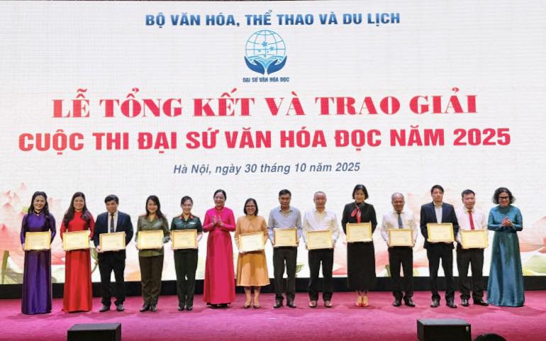 Ban tổ chức trao giải thưởng cho các tập thể đoạt giải của cuộc thi năm nay.
