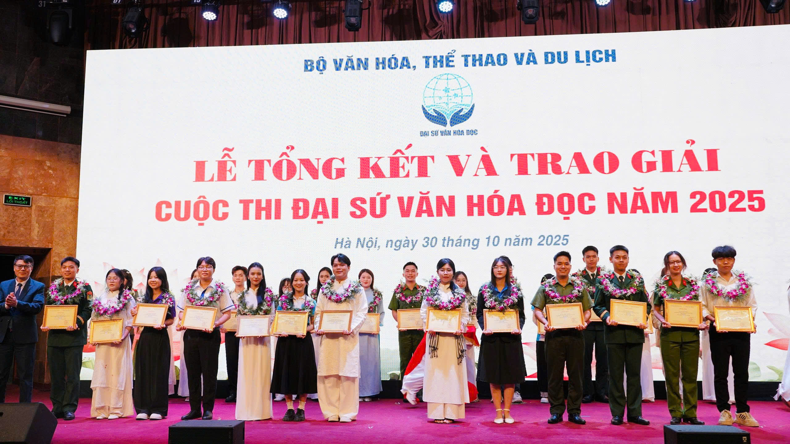 Ban tổ chức trao giải thưởng cho các cá nhân xuất sắc thuộc khối đại học, học viện.