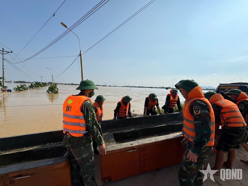 Quân đội duy trì lực lượng sẵn sàng ứng phó bão số 12