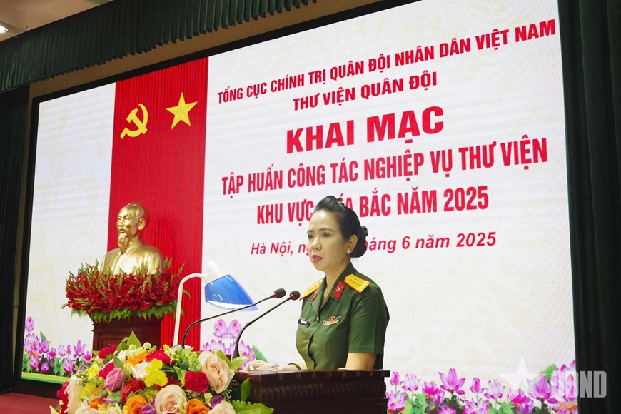 Đại tá Mạc Thùy Dương - Giám đốc Thư viện Quân đội phát biểu khai mạc lớp tập huấn công tác nghiệp vụ Thư viện khu vực phía Bắc năm 2025
