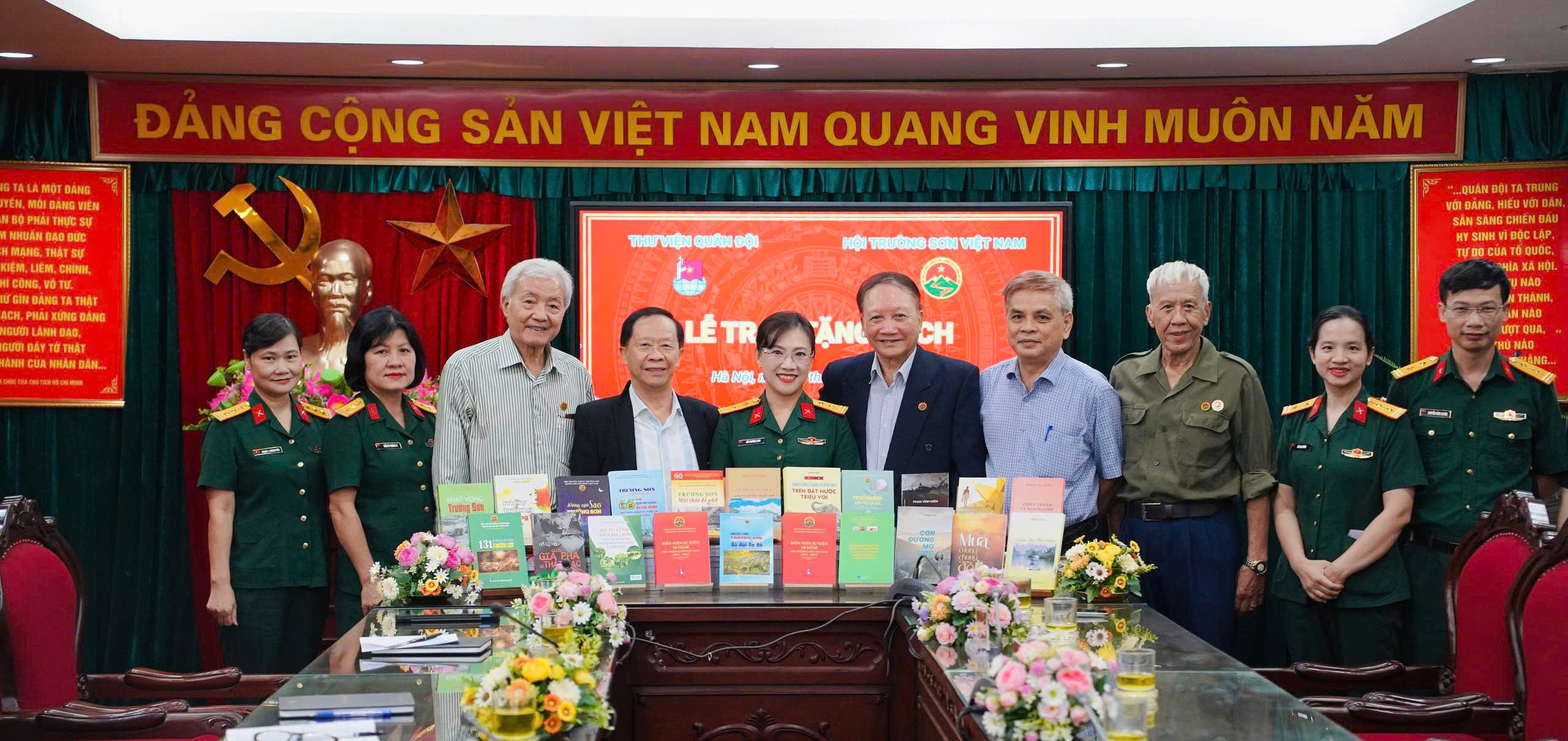 Thư viện Quân đội  tiếp nhận sách tặng của Hội Truyền thống Trường Sơn - Đường Hồ Chí Minh