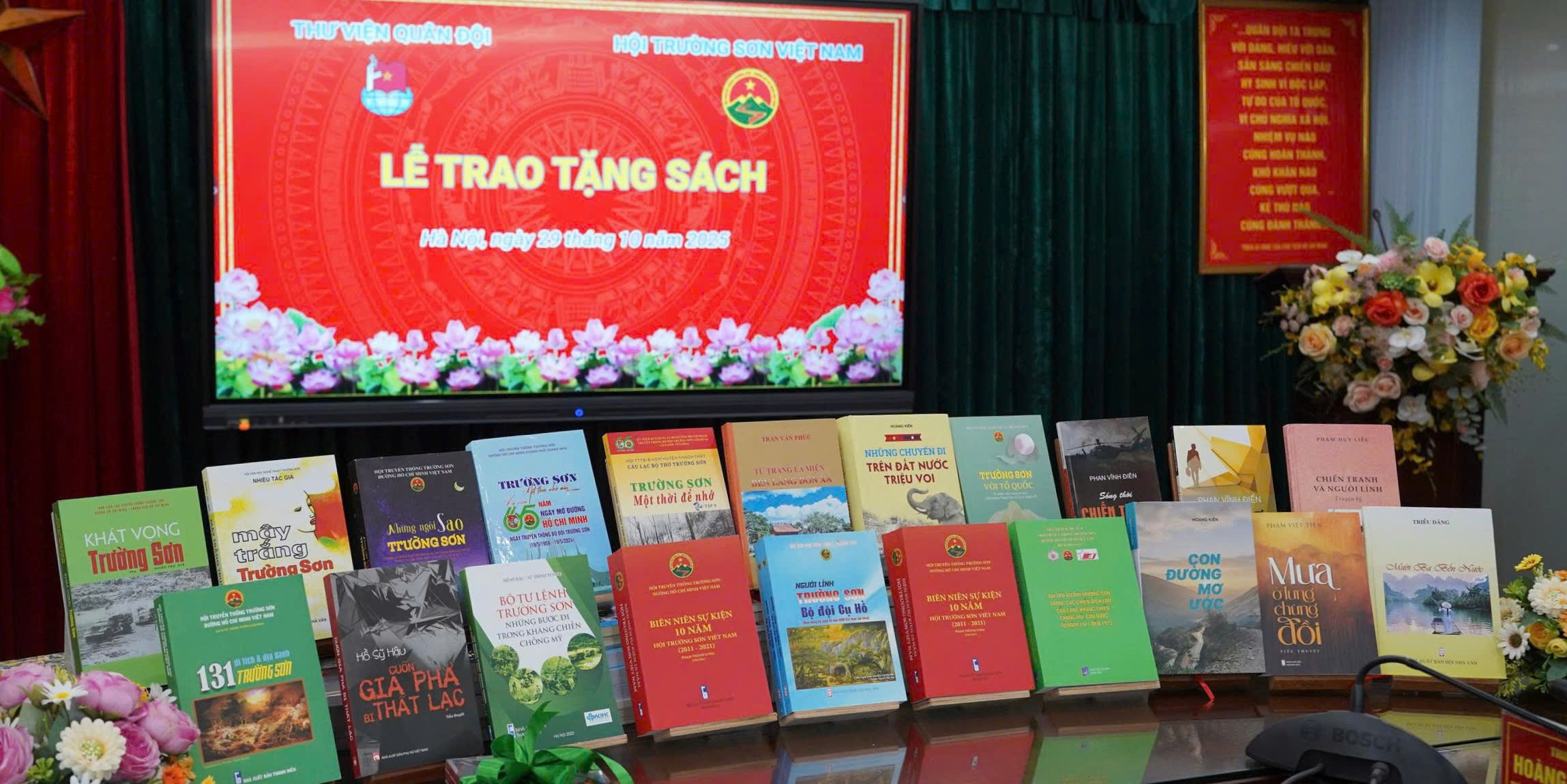 Thư viện Quân đội tiếp nhận sách tặng của Hội Truyền thống Trường Sơn - Đường Hồ Chí Minh