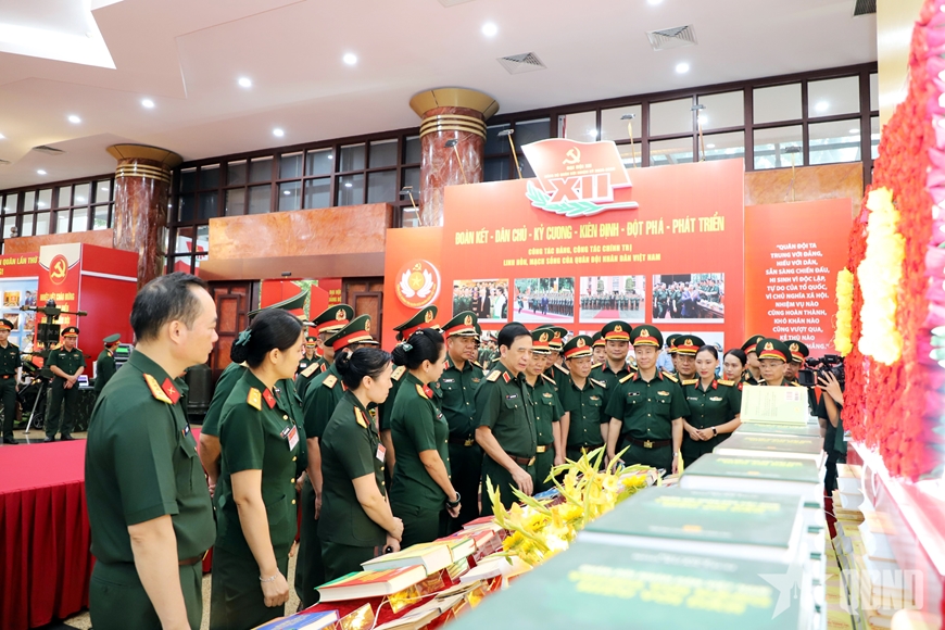  Đại tướng Phan Văn Giang kiểm tra công tác trưng bày sản phẩm hoạt động công tác Đảng, công tác chính trị.