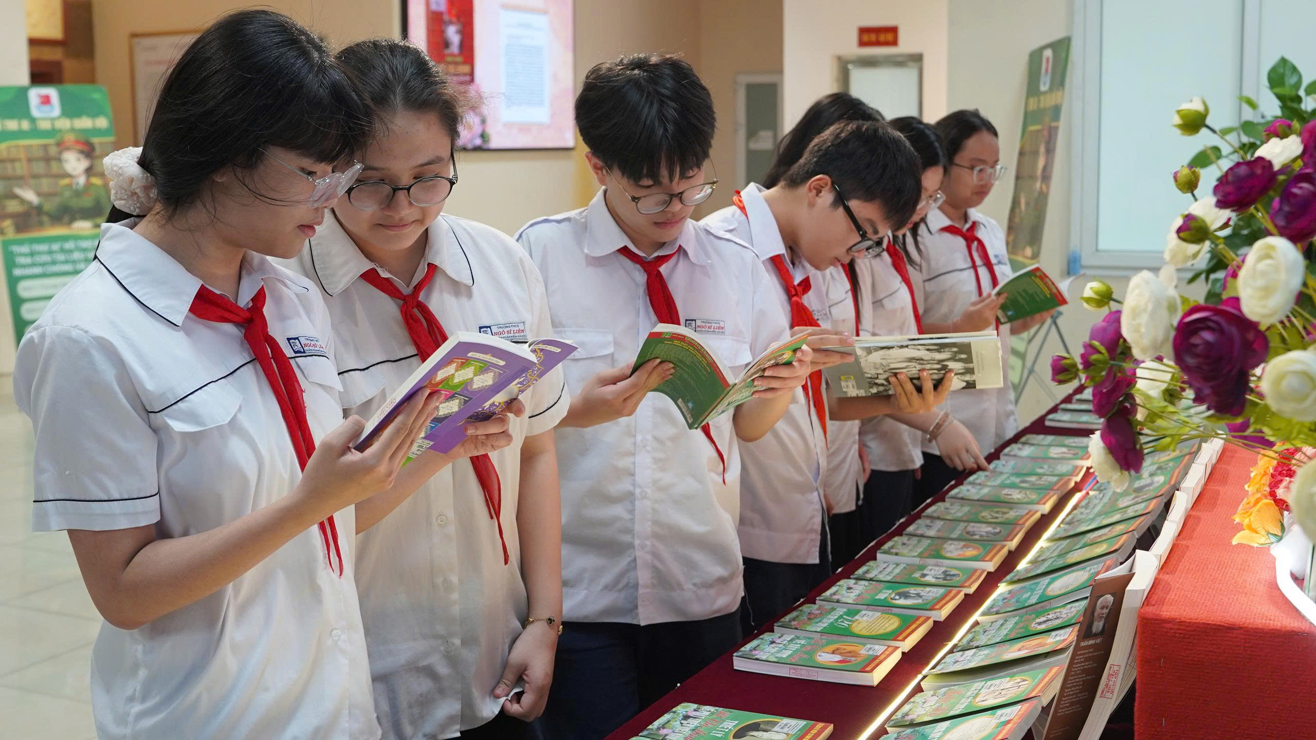 Thư viện Quân đội trưng bày chuyên đề “Theo dấu chân Người – Vững bước vào kỷ nguyên mới”